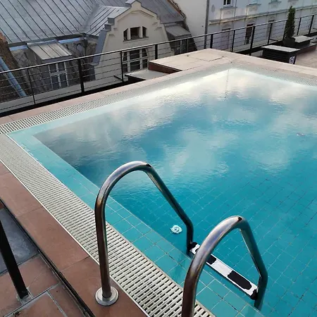 Royal In The Center With Free Parking! *
